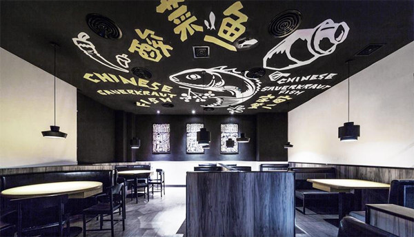 然而开店经营酸菜鱼餐饮却是一件细致入微的事情,亲力亲为从门店装修